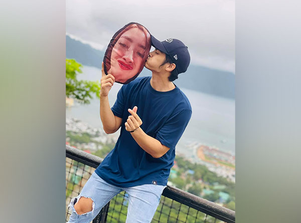 Philippines Man Goes On Vacation With Wife's Face Pillow, Hilarious Post Leaves Internet In Splits