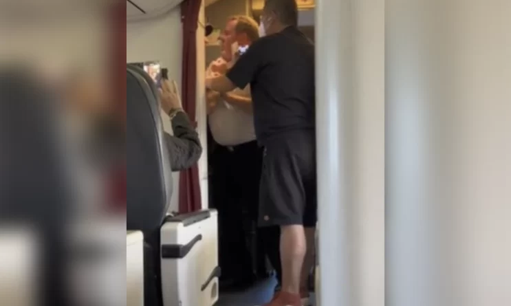 Pilot In Australia Physically Removes Unruly Passenger