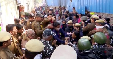 Delhi authority demolition row: Women nabbed for throwing chilli powder at cops