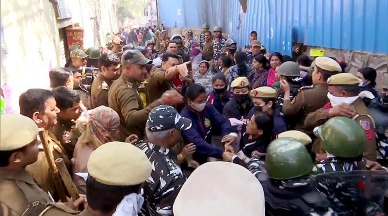 Delhi authority demolition row: Women nabbed for throwing chilli powder at cops