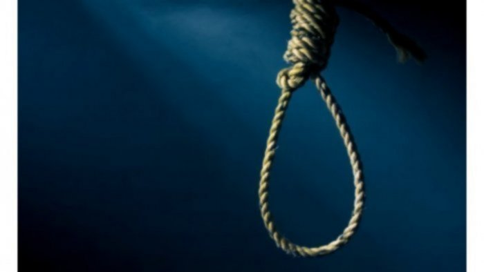 Husband stops woman from going to beauty parlour, she hangs self